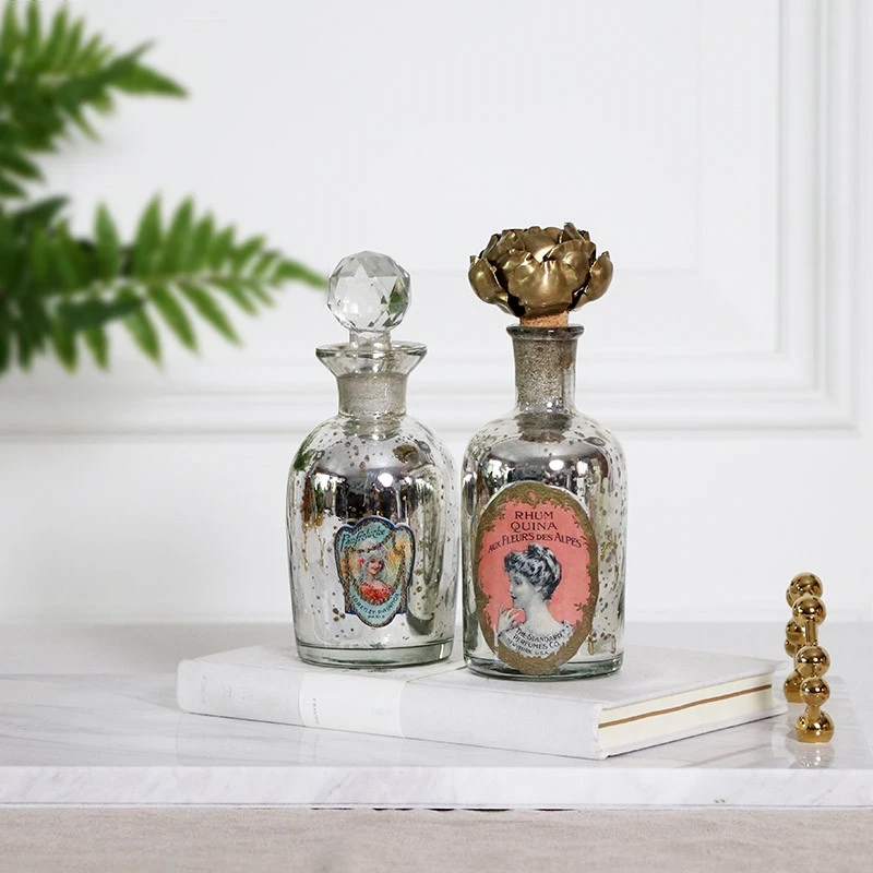 زجاجة عطر الديكور الإبداعي من الزجاج خمر مع غطاء من النحاس الهدايا للإناث أصدقاء حاوية عطور هدية عيد ميلاد